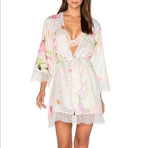 Homebodii Silky Floral Fleur Robe